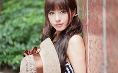 小伙化装成女中学生